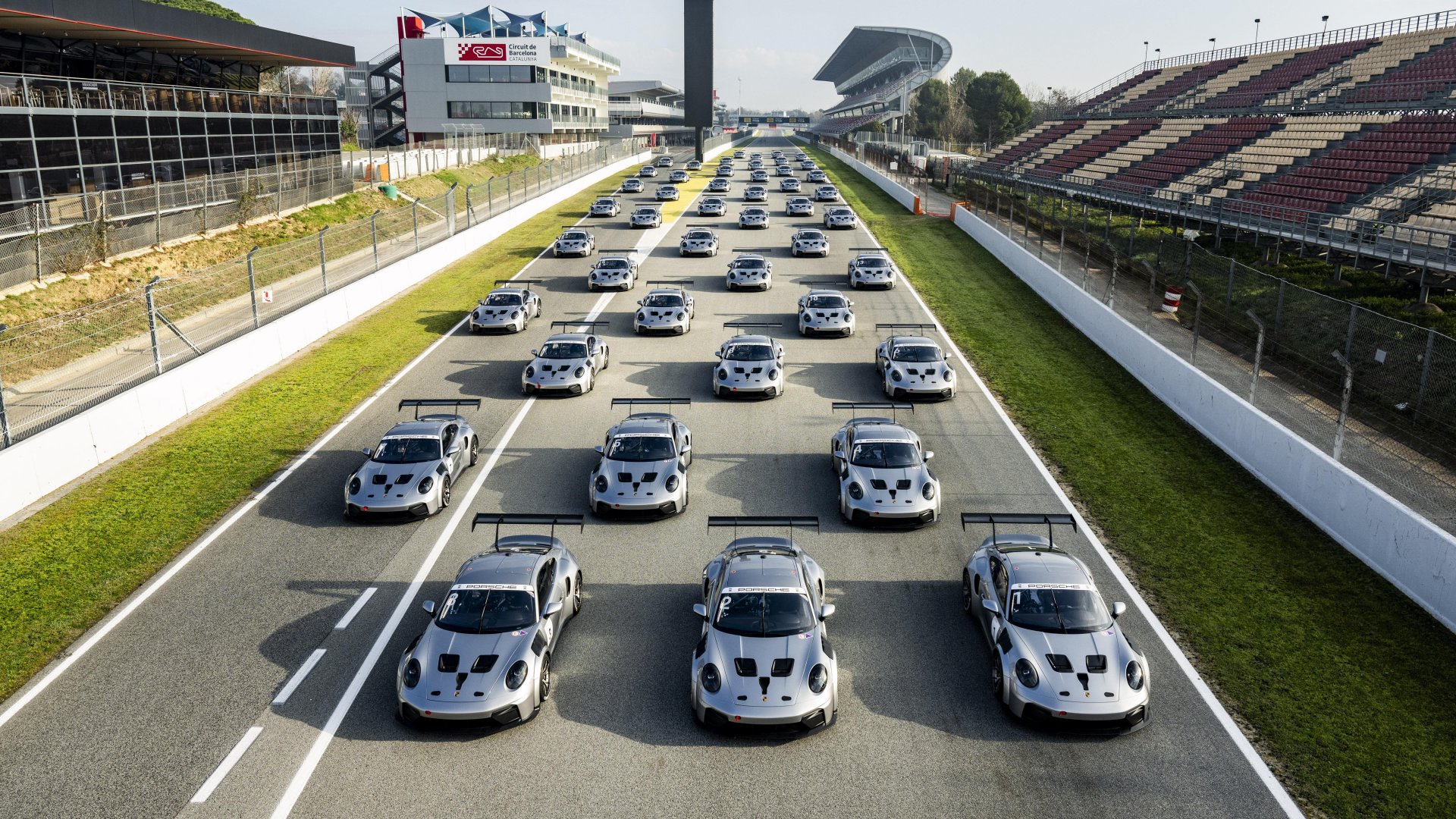 120 nya Porsche 911 Cup lämnades över till teamen