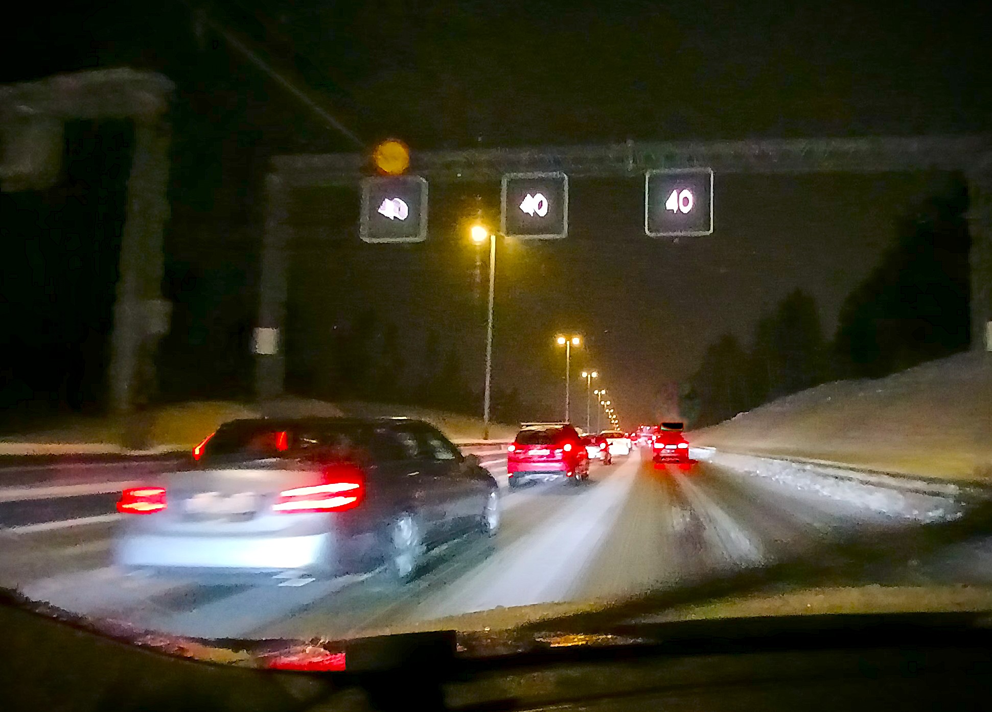 Varnar för halt väglag på morgnarna i Västsverige