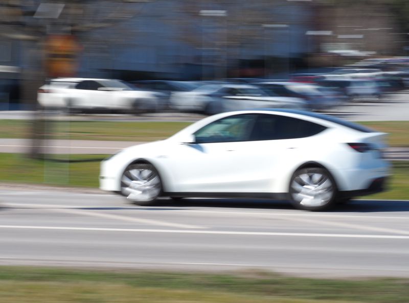 Konflikt och debatt påverkar svenskarnas syn på Tesla