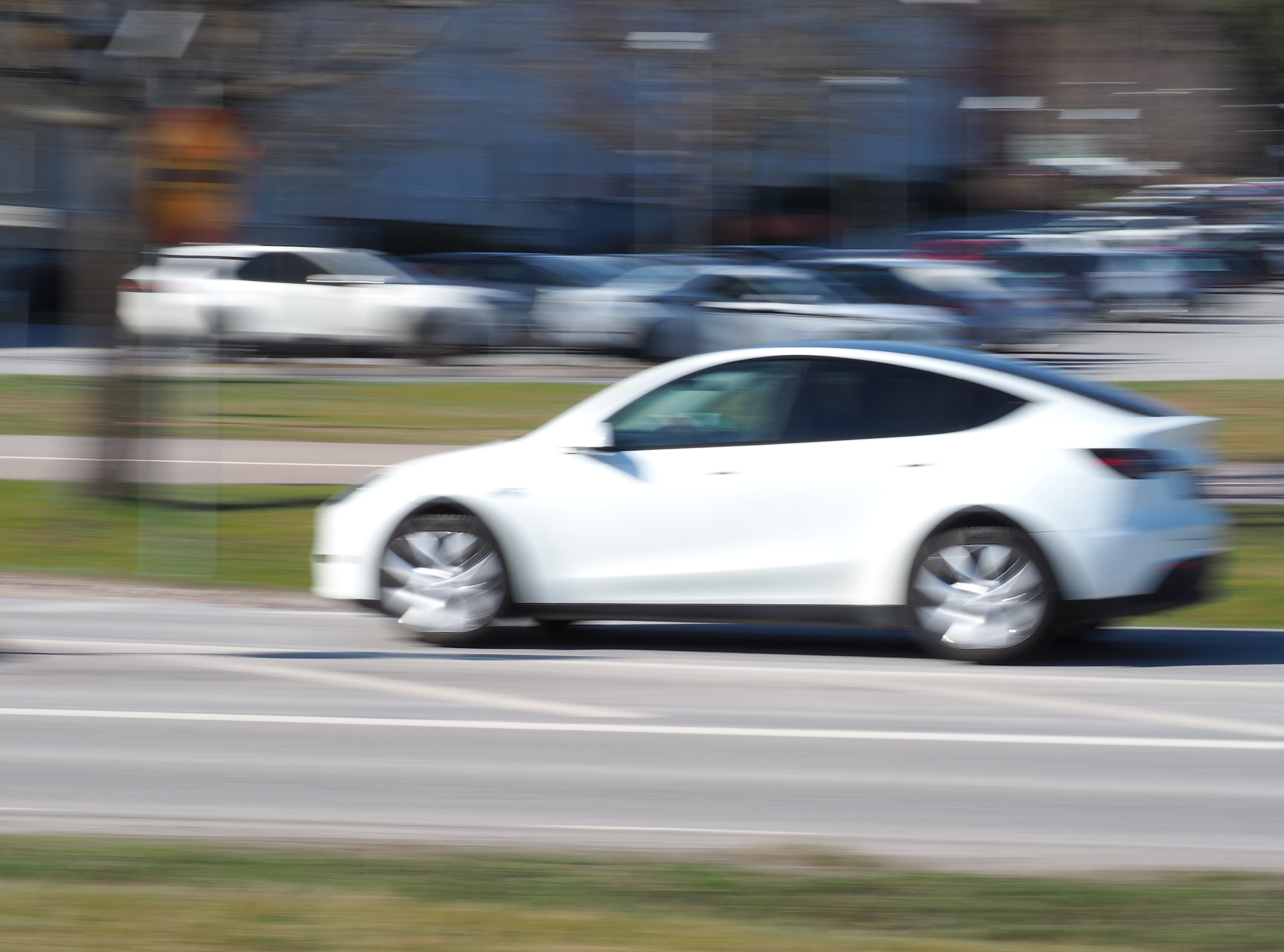 Konflikt och debatt påverkar svenskarnas syn på Tesla