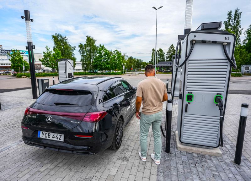 Mercedes-Benz öppnar laddstation i Arlandastad.