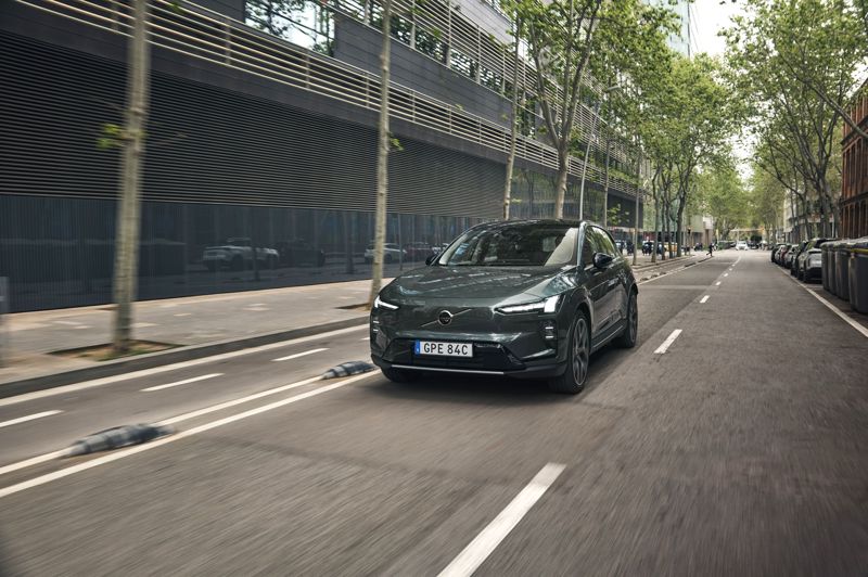Nu får de första kunderna nya helt elektriska Volvo EX60