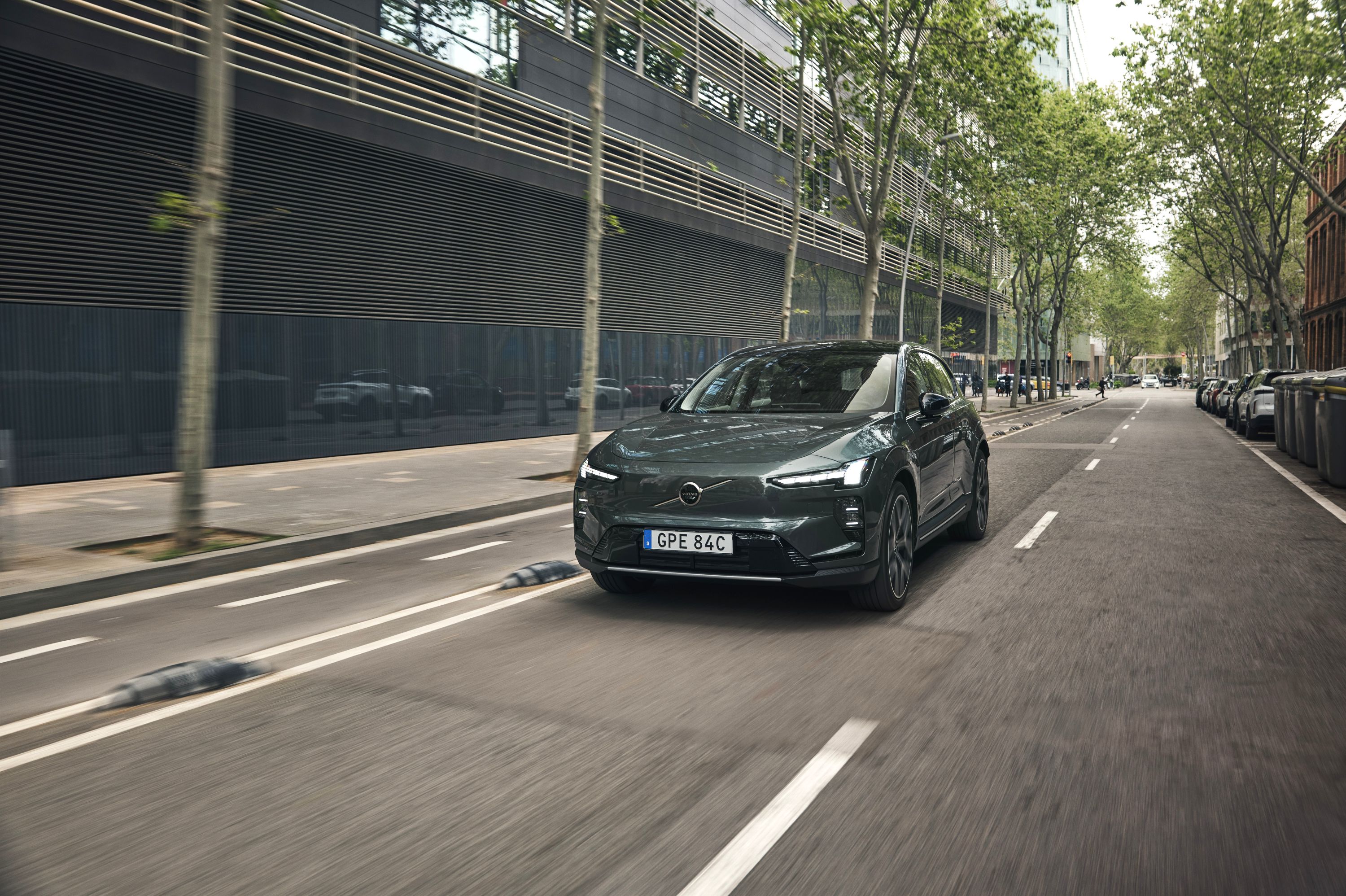 Nu får de första kunderna nya helt elektriska Volvo EX60