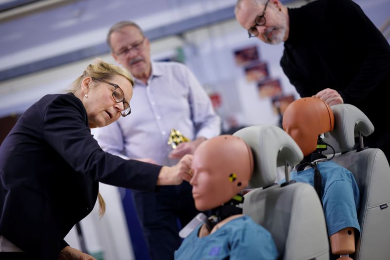 Kvinnliga krockdockor på väg att slå igenom