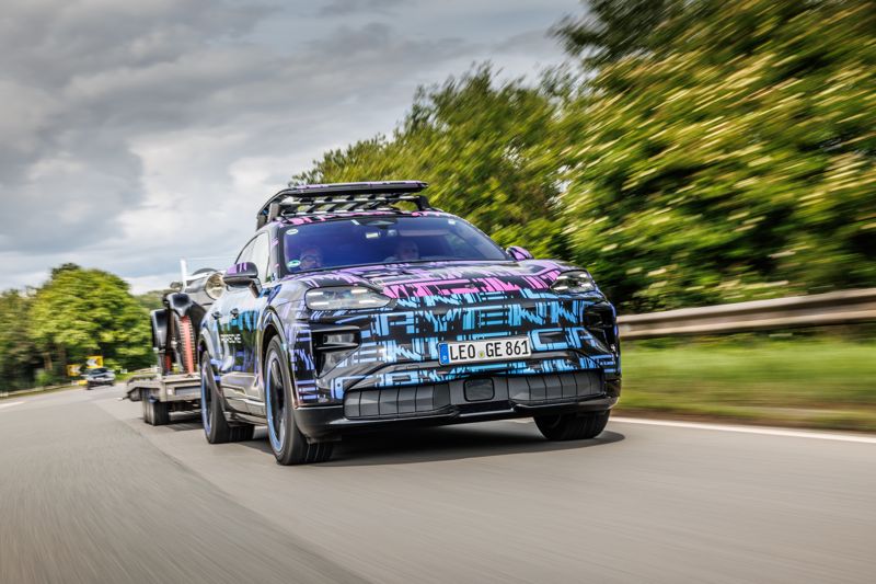 Porsche visar kamouflerad Cayenne Electric
