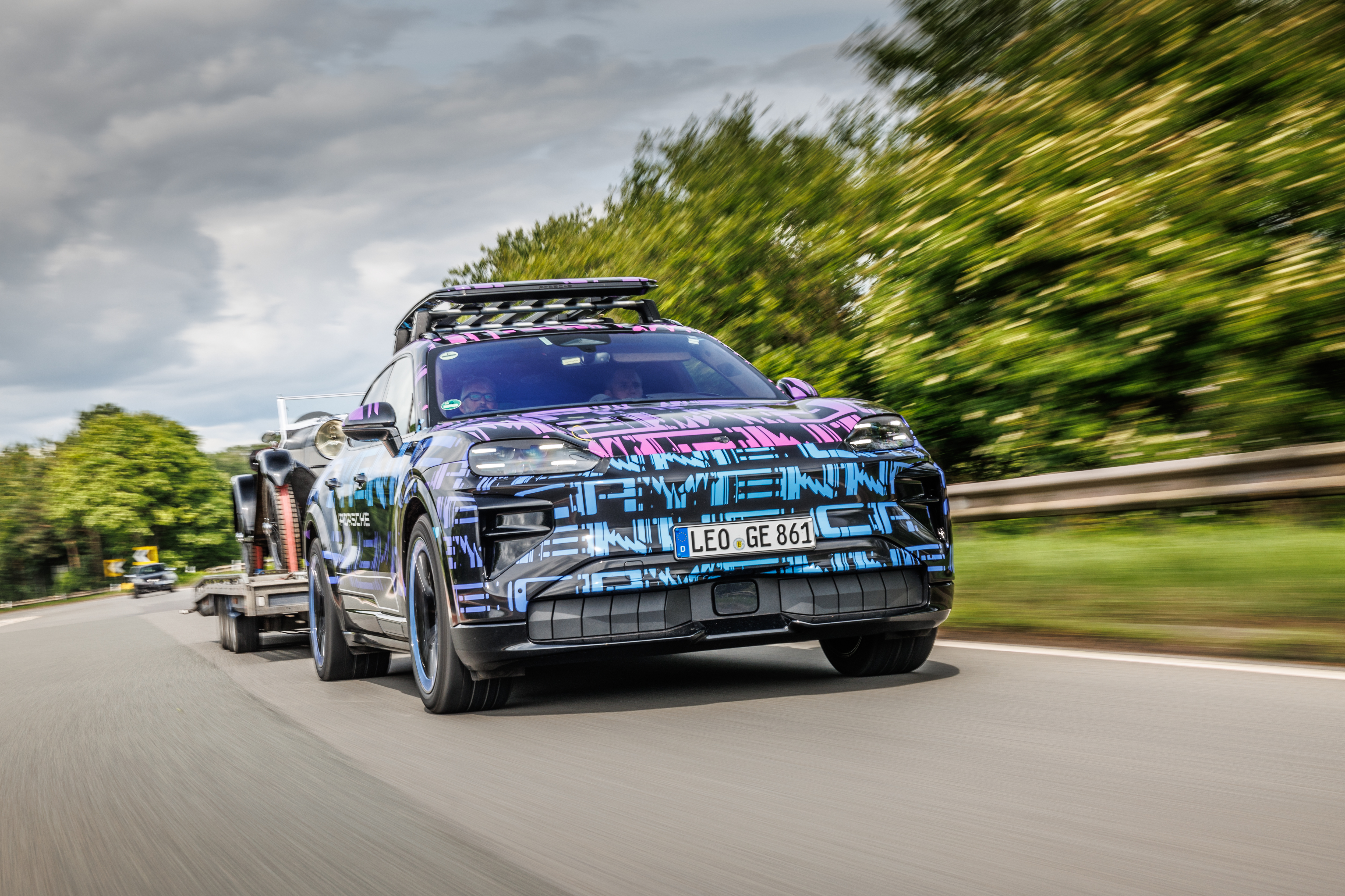 Porsche visar kamouflerad Cayenne Electric