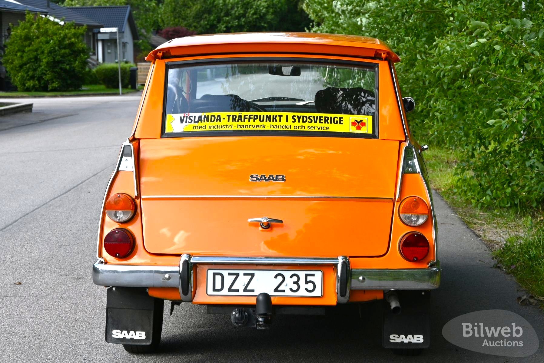 Tre Saabar i starka färger på veckans auktion