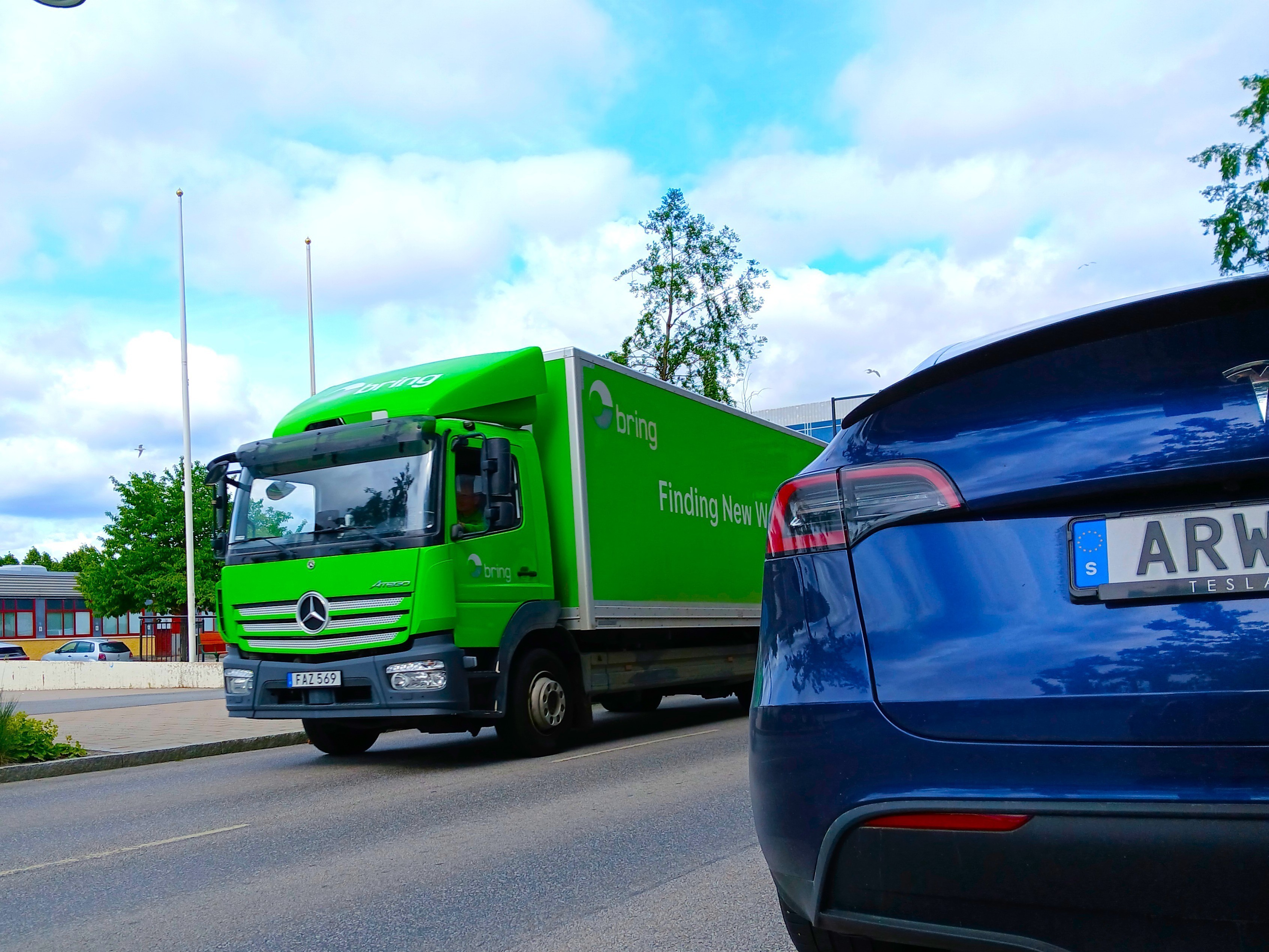 Fler personbilar registrerades i juli men trögt för lastbilar