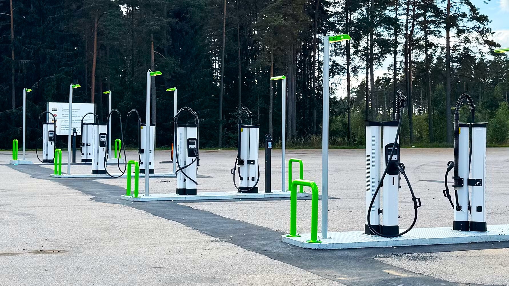 Åtta nya snabbladdare längs E4:an i Klevshult