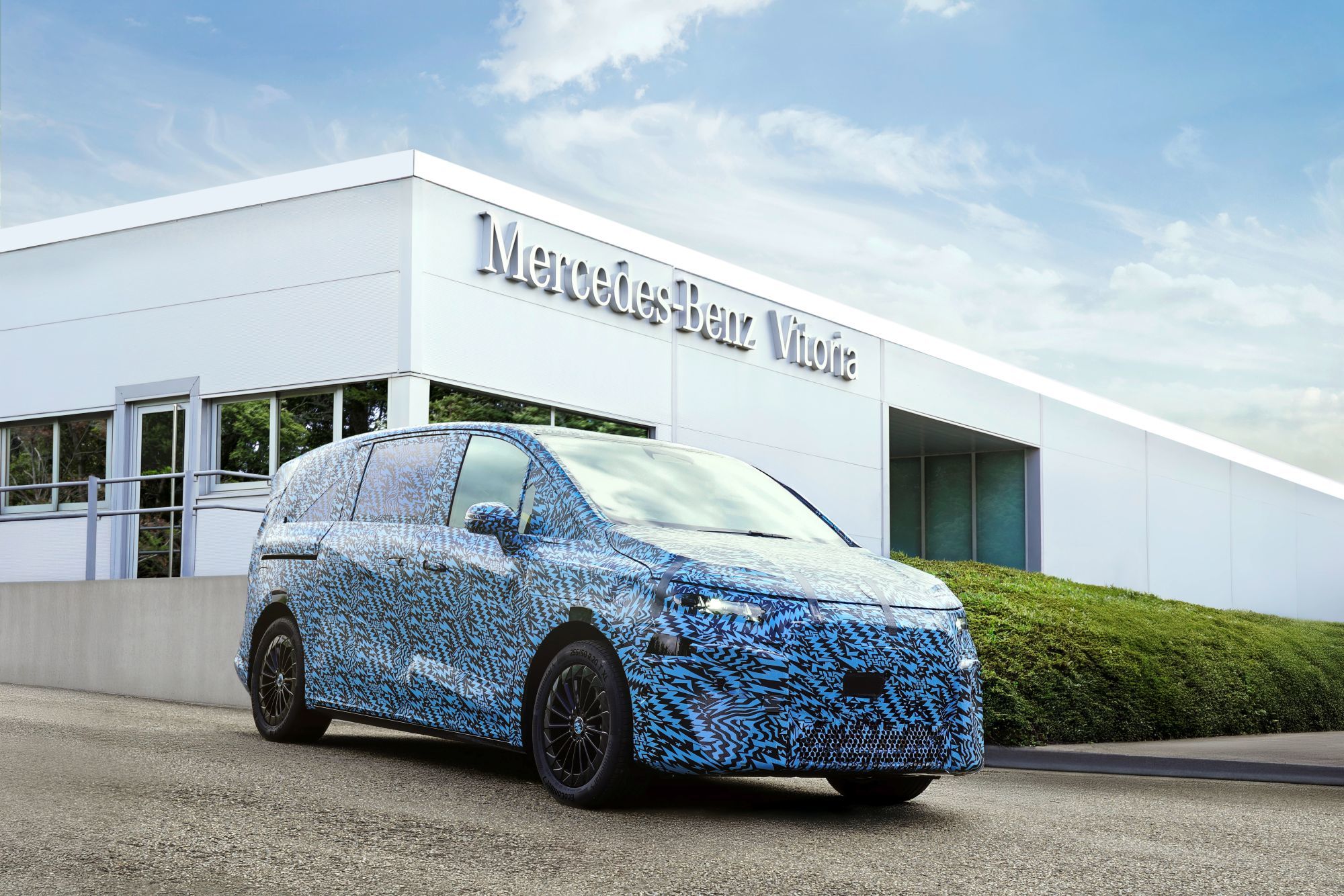 Första förseriebilarna av Mercedes VLE lämnar fabriken