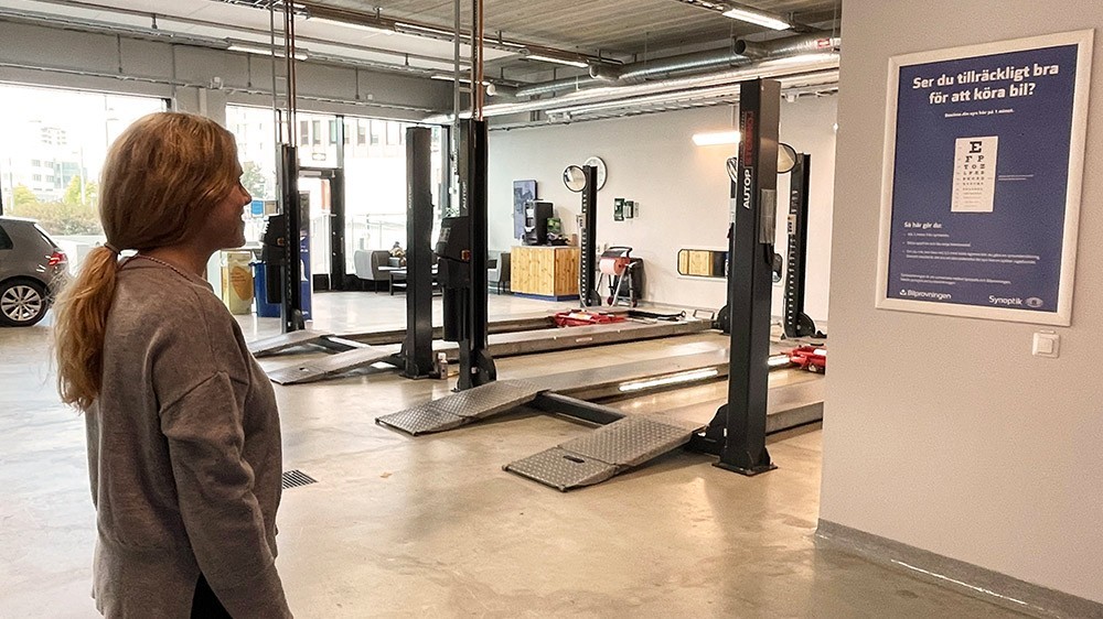 Bilförare får testa synen på Bilprovningen