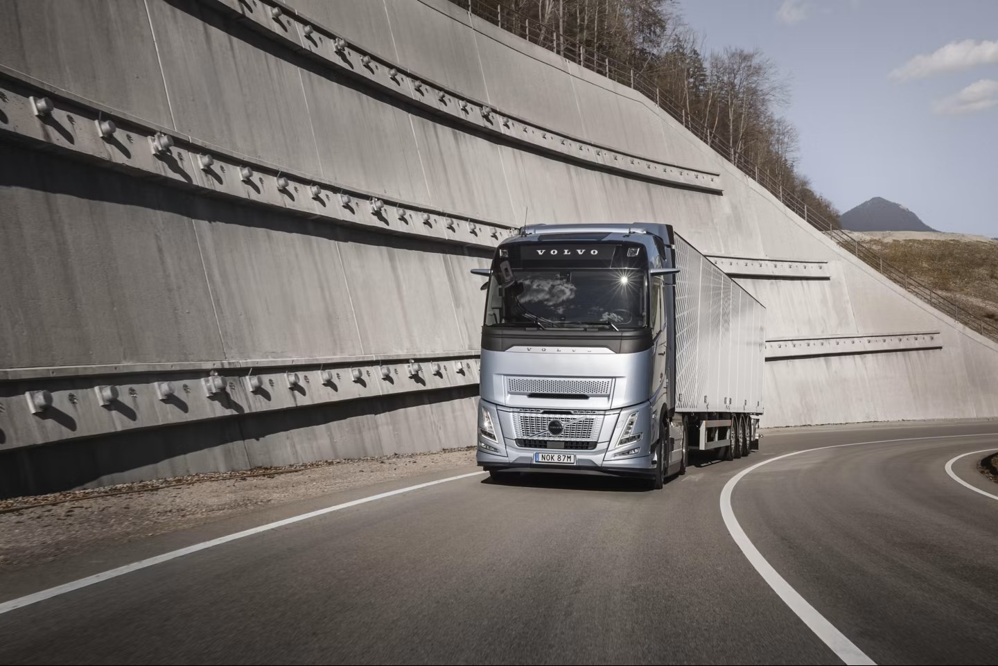 Volvo Lastvagnar blir först med stopp/start