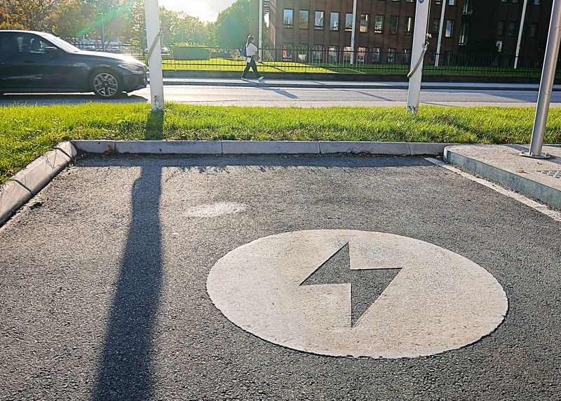 Regeringen vill att laddel på jobbet ska vara skattefri