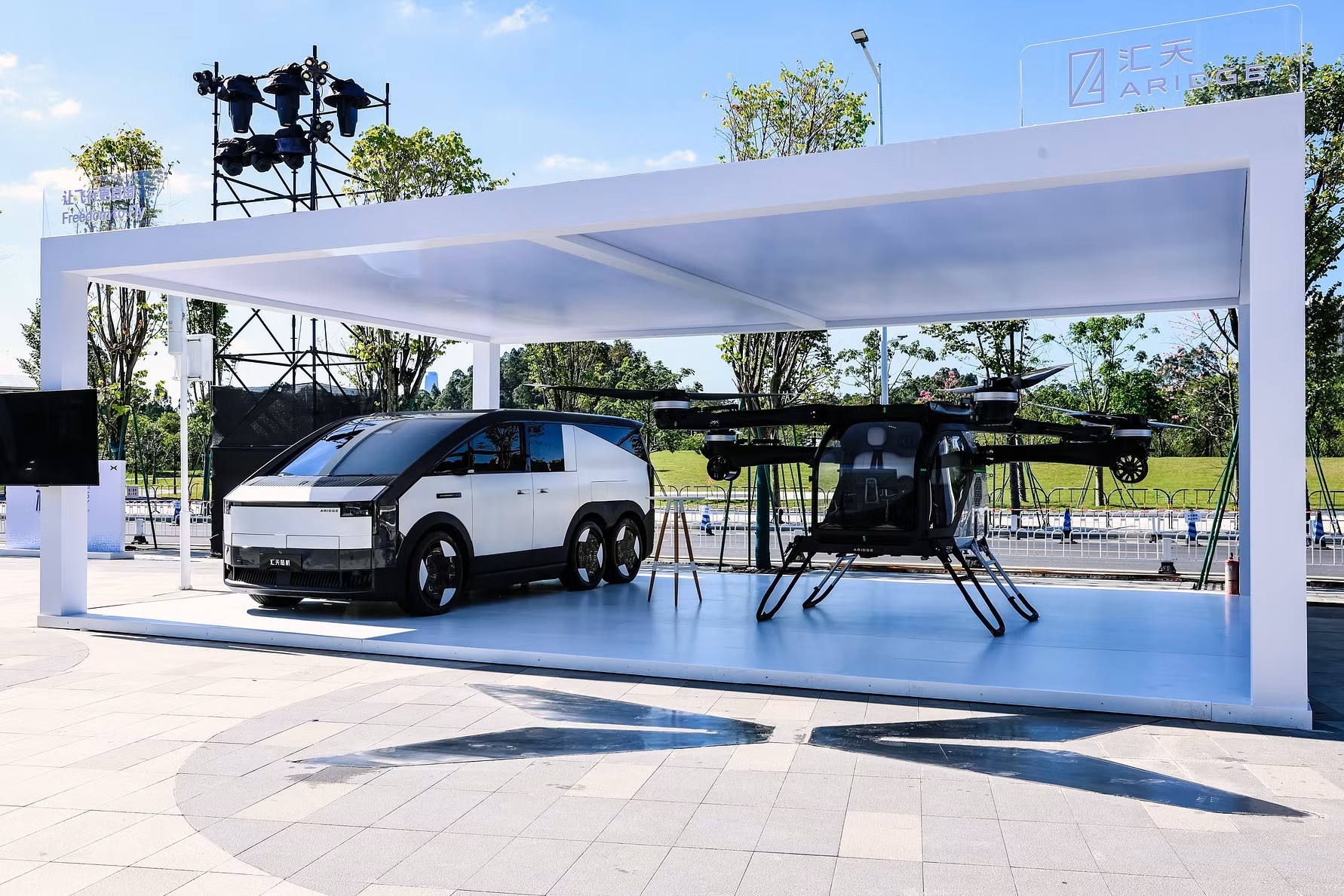 Xpeng visar flygande bilar och robot med hud