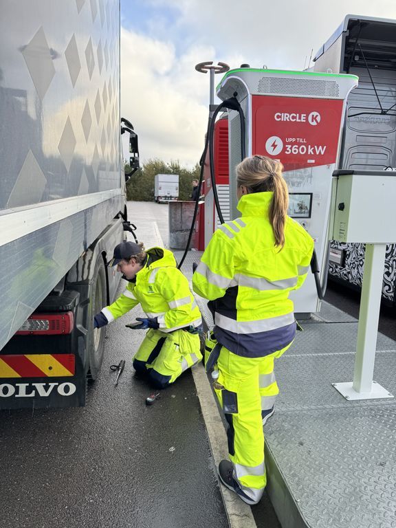 Två av tre lastbilar har brister på däcken