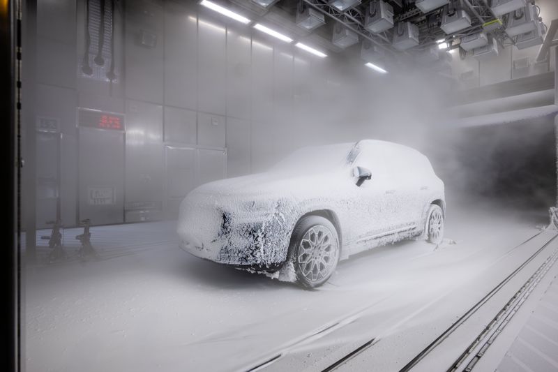 Mercedes-Benz släpper första bilderna på GLB