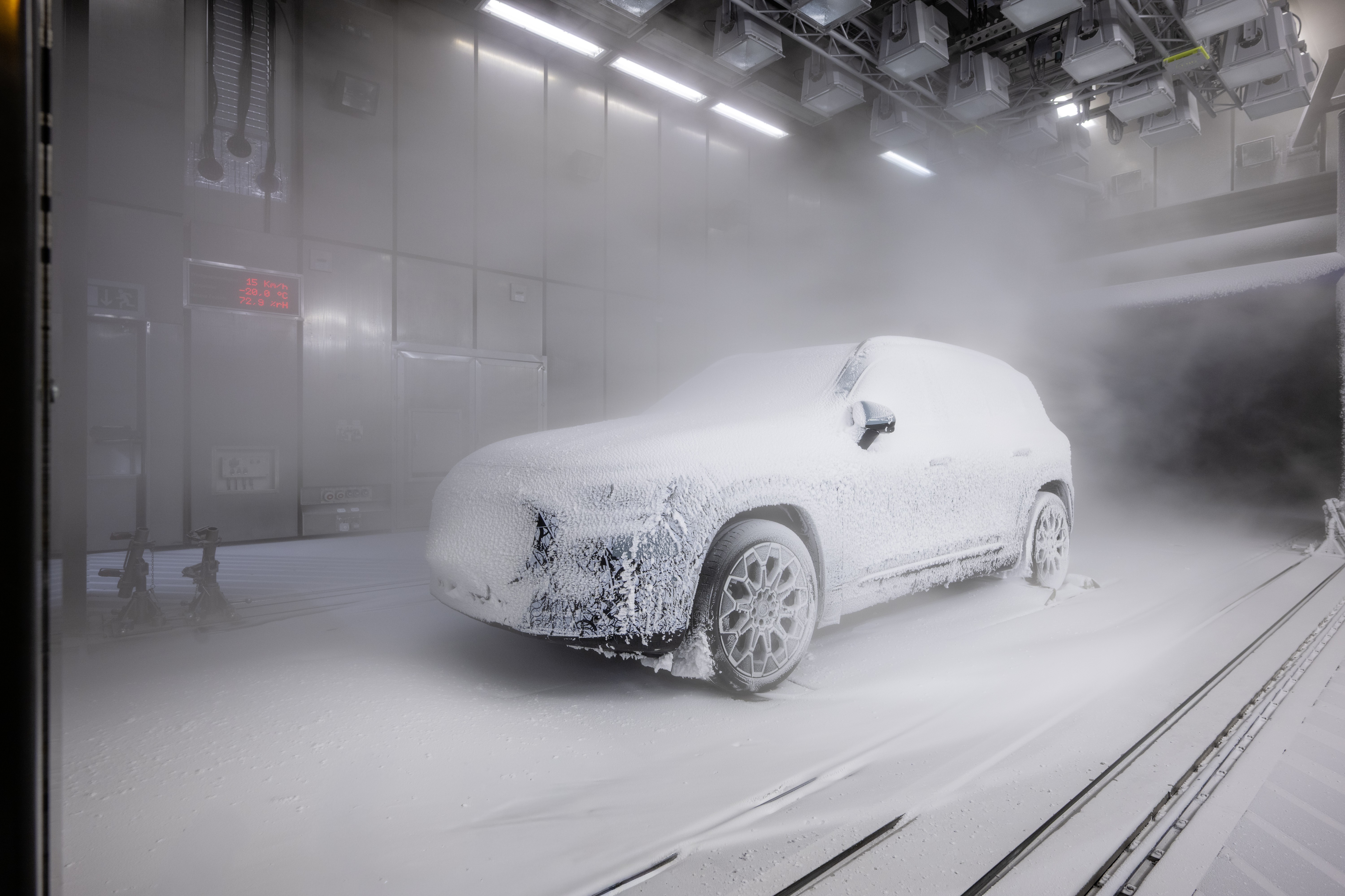 Mercedes-Benz släpper första bilderna på GLB