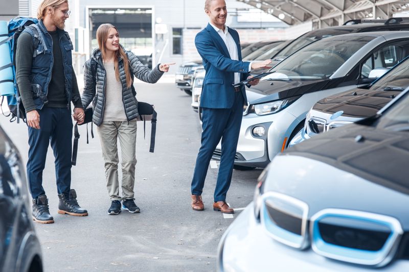 Köpa begagnad bil av bilhandlare eller privatperson?