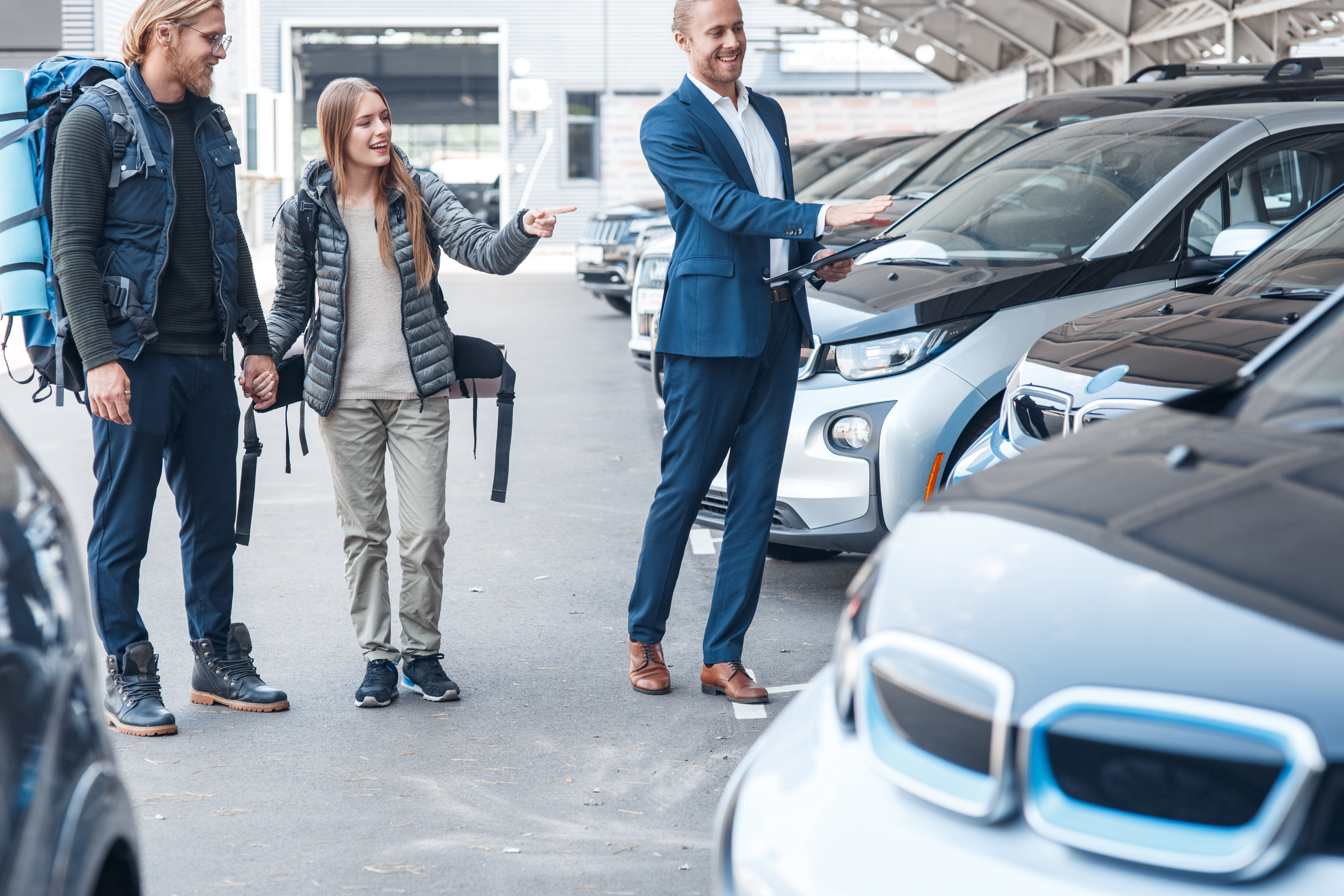 Köpa begagnad bil av bilhandlare eller privatperson?