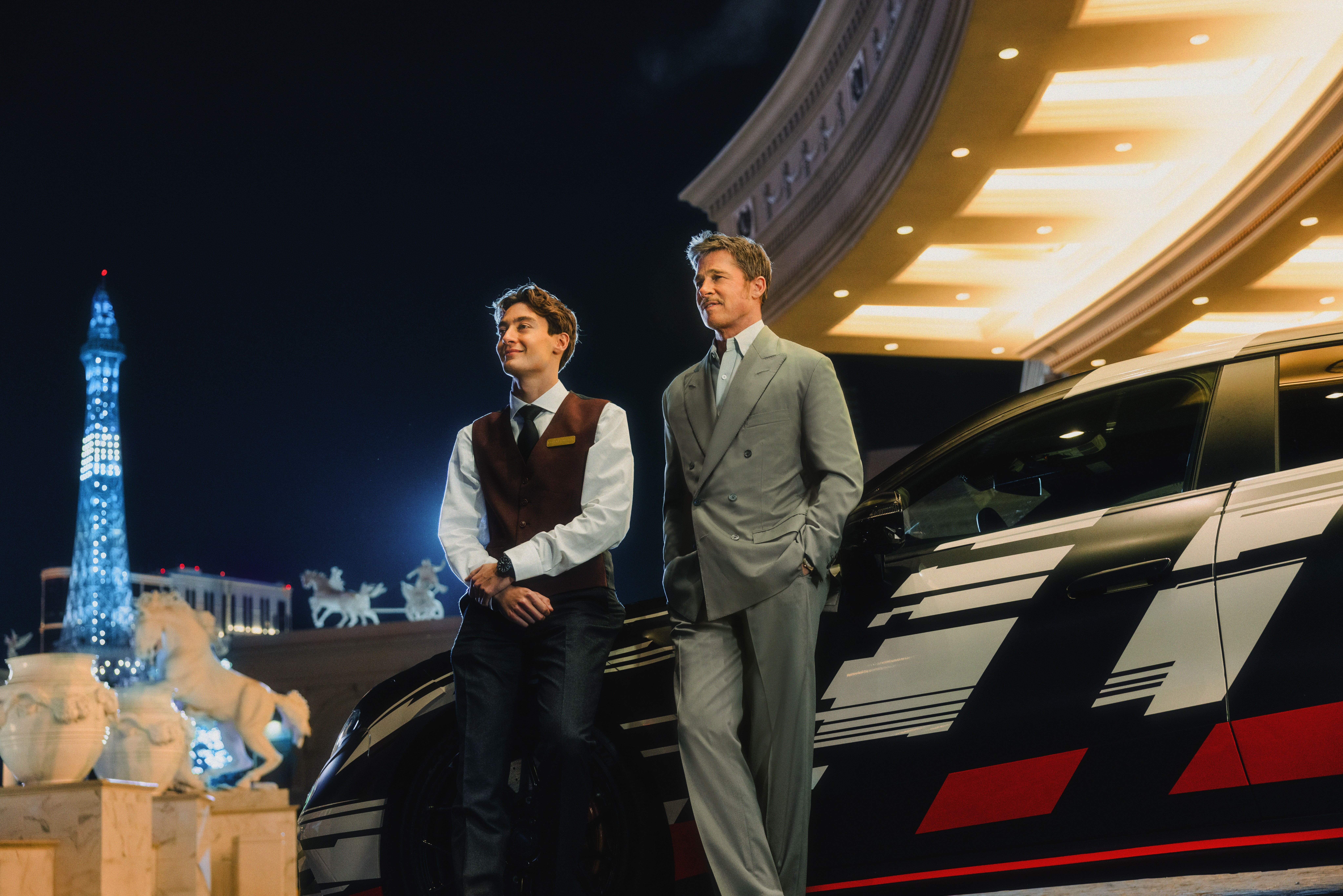 Brad Pitt och George Russel sladdar runt i Mercedes-AMG