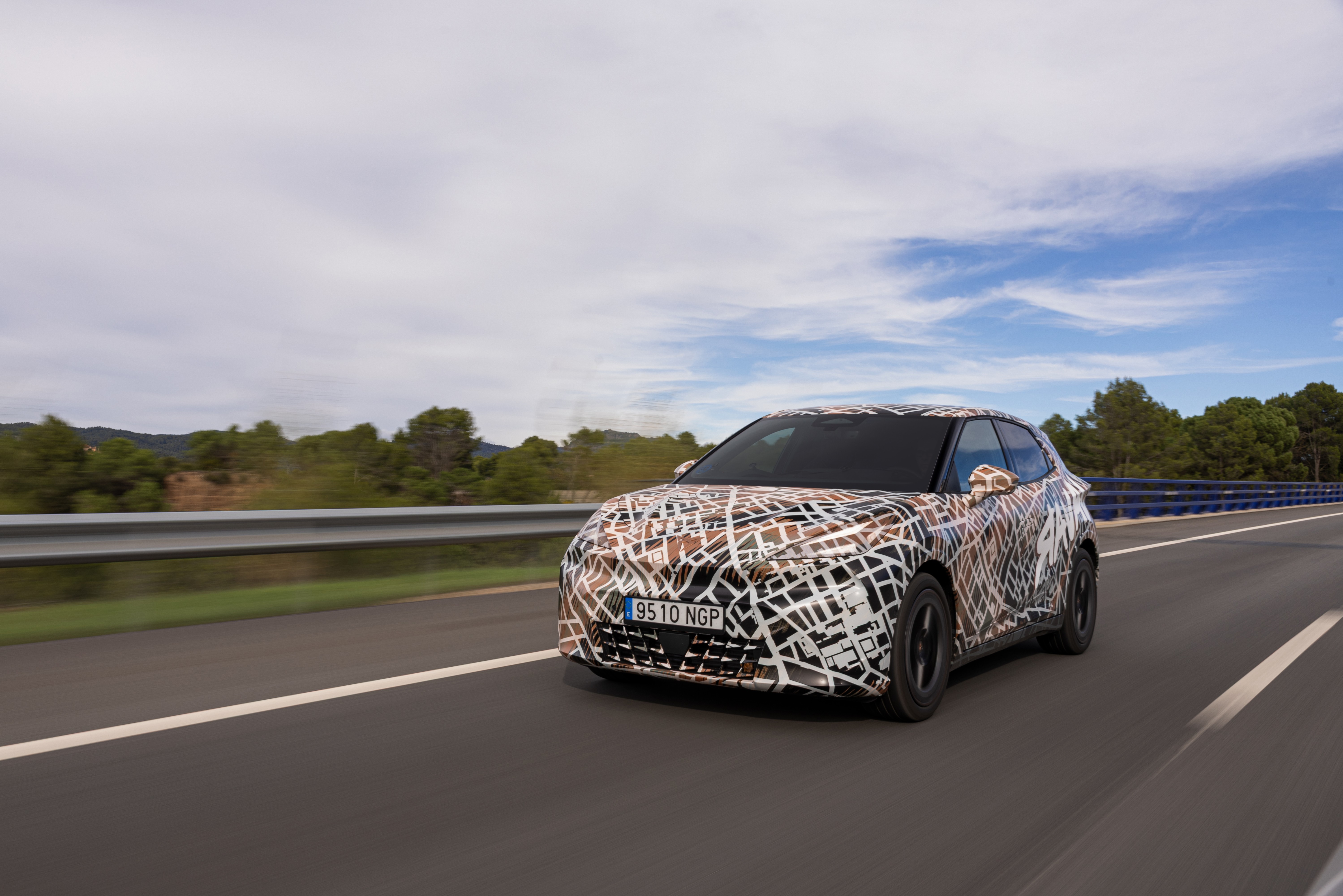 Cupra släpper bilder från test på nya lilla elbilen Raval