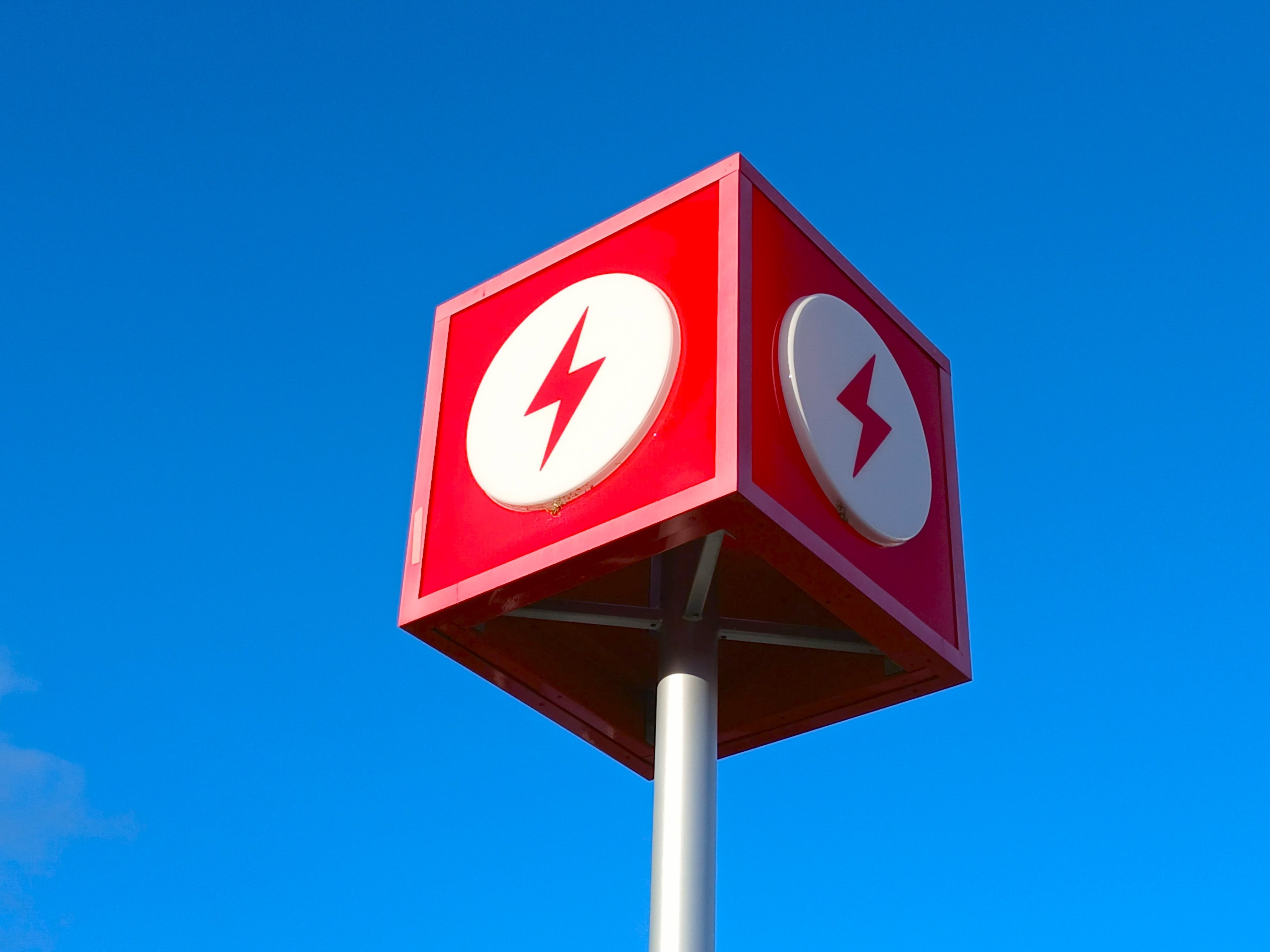 Nu finns över 9 000 publika laddstationer i Sverige
