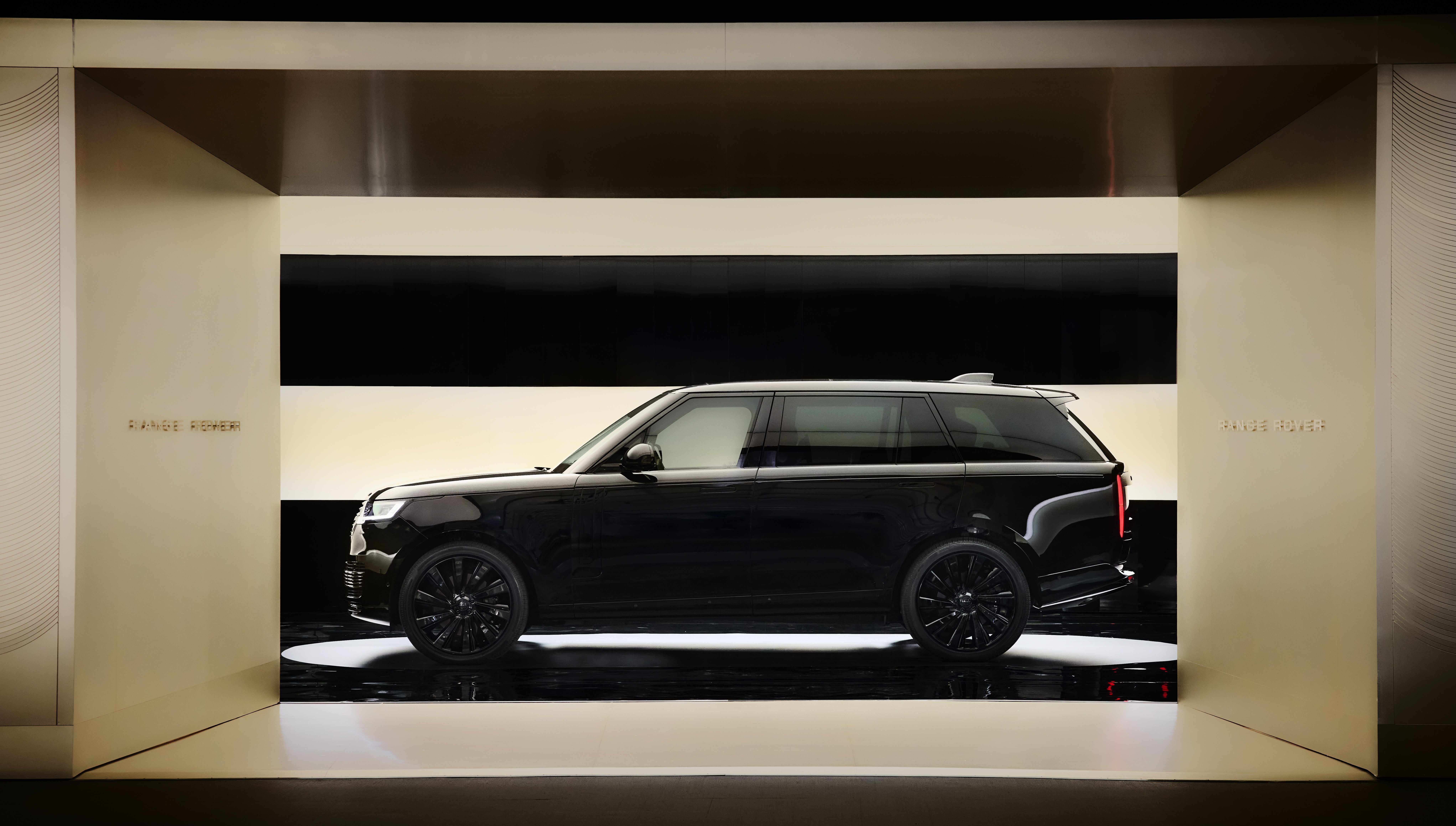 Range Rover SV Black debuterade på Design Miami
