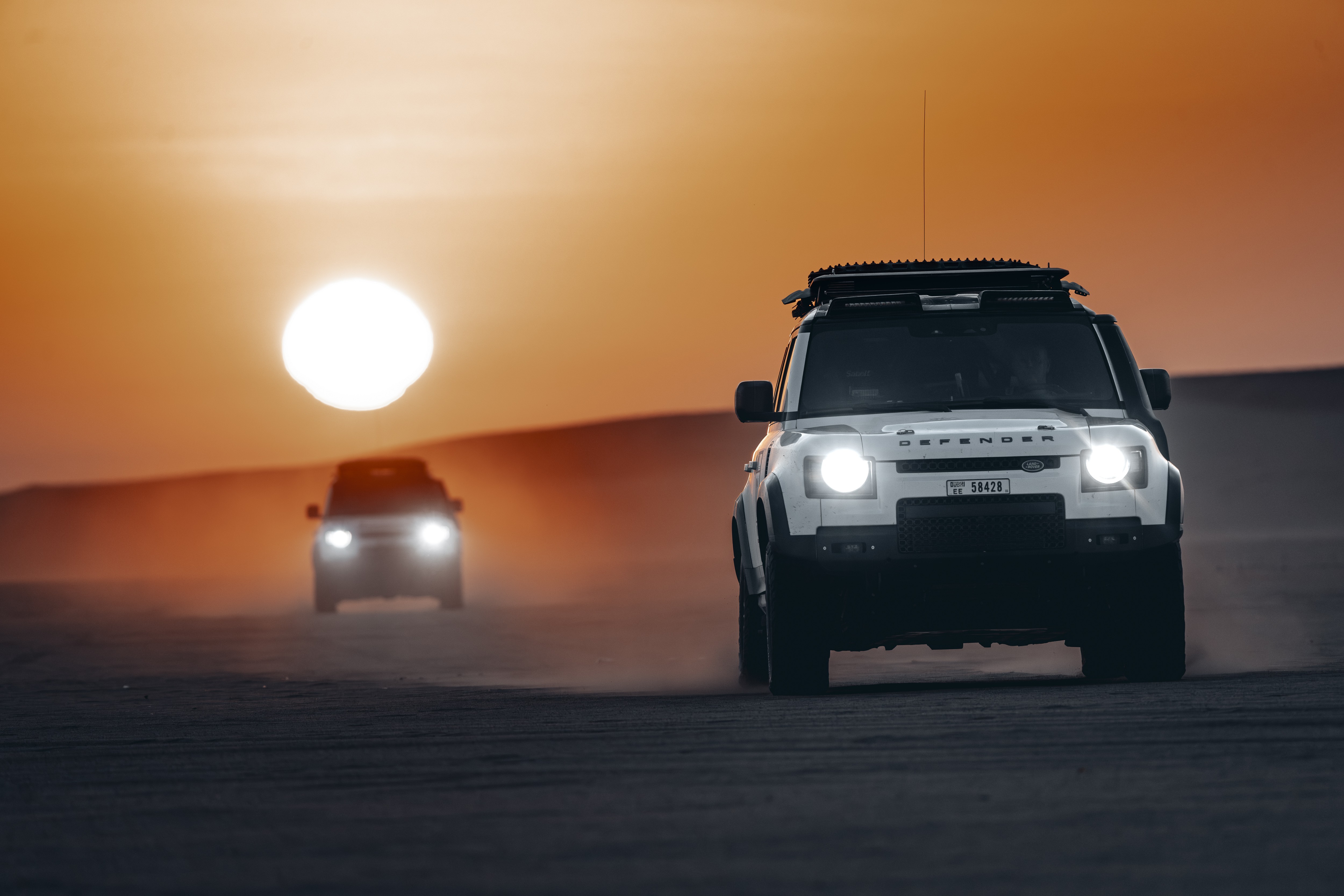 Sex specialbyggda Defender fixar rutten inför Dakarrallyt