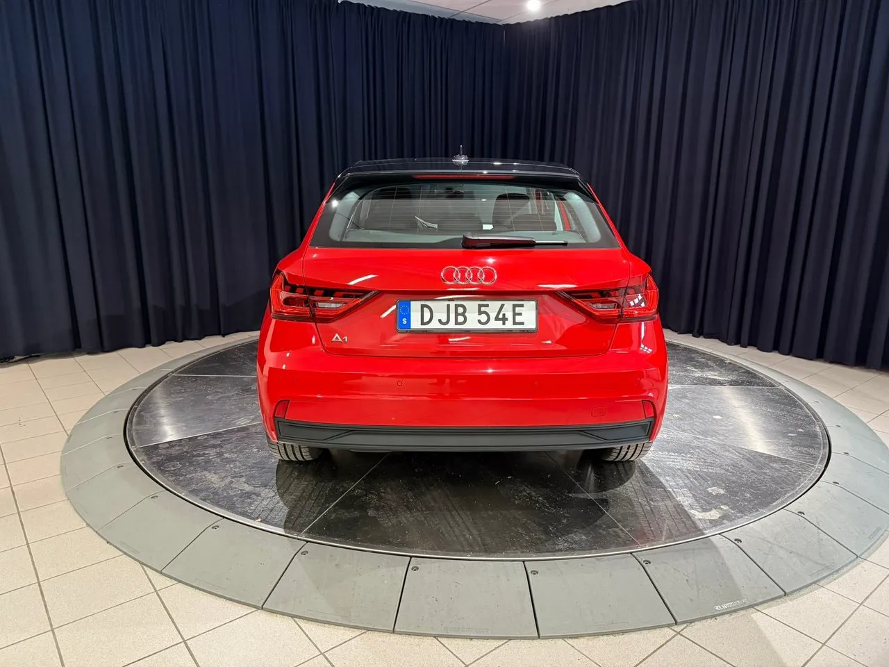 Vehicle image 4