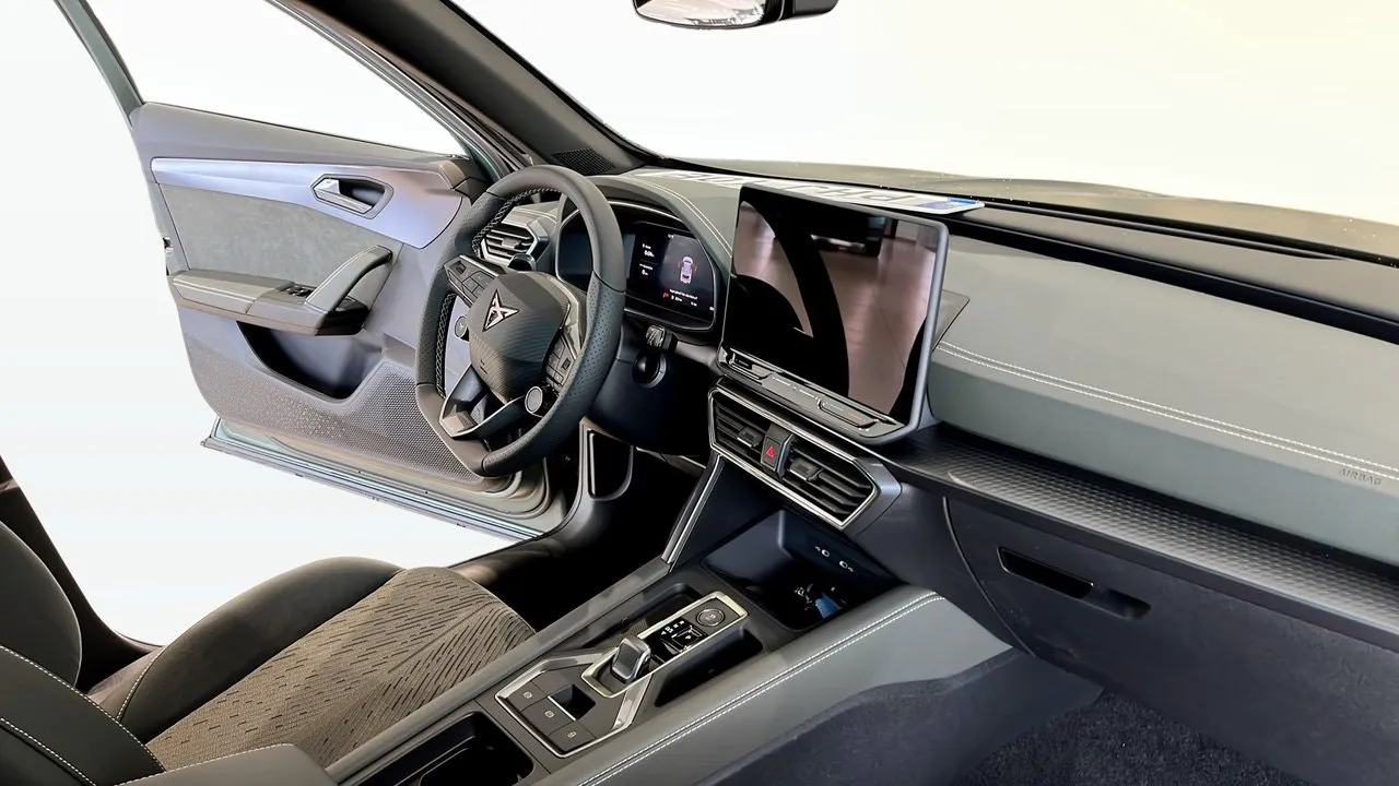 Vehicle image 10