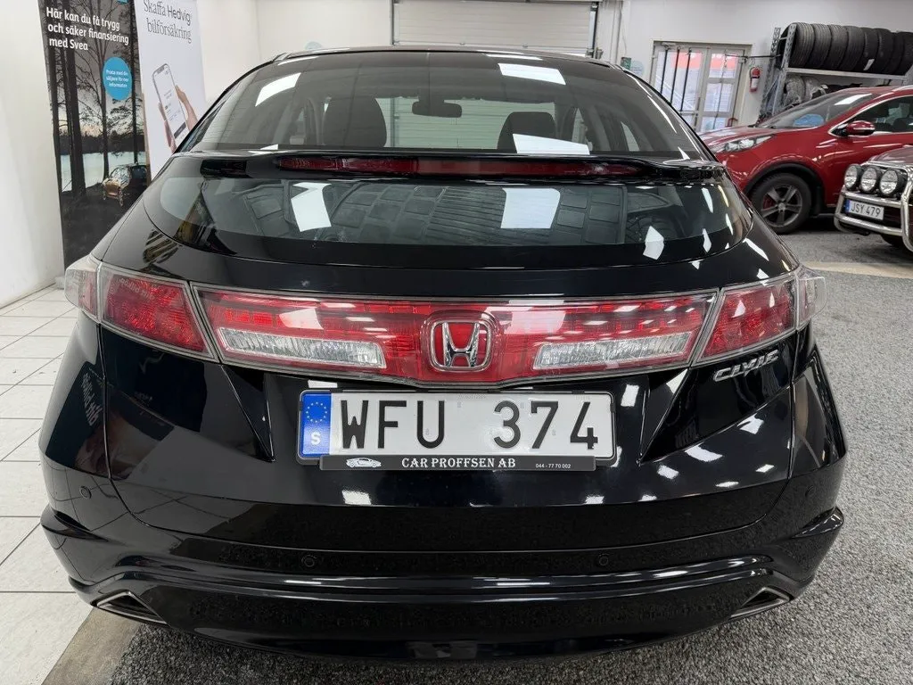 Vehicle image 16