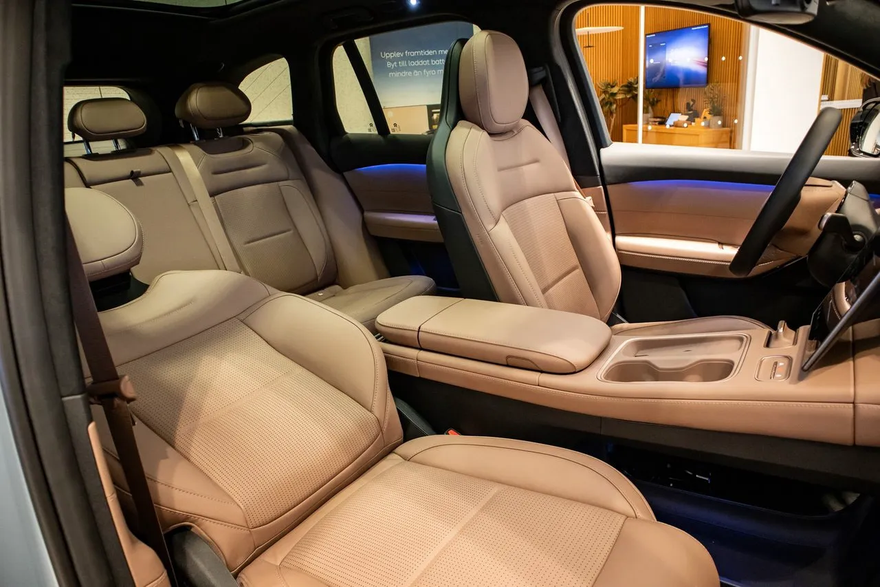 Vehicle image 7