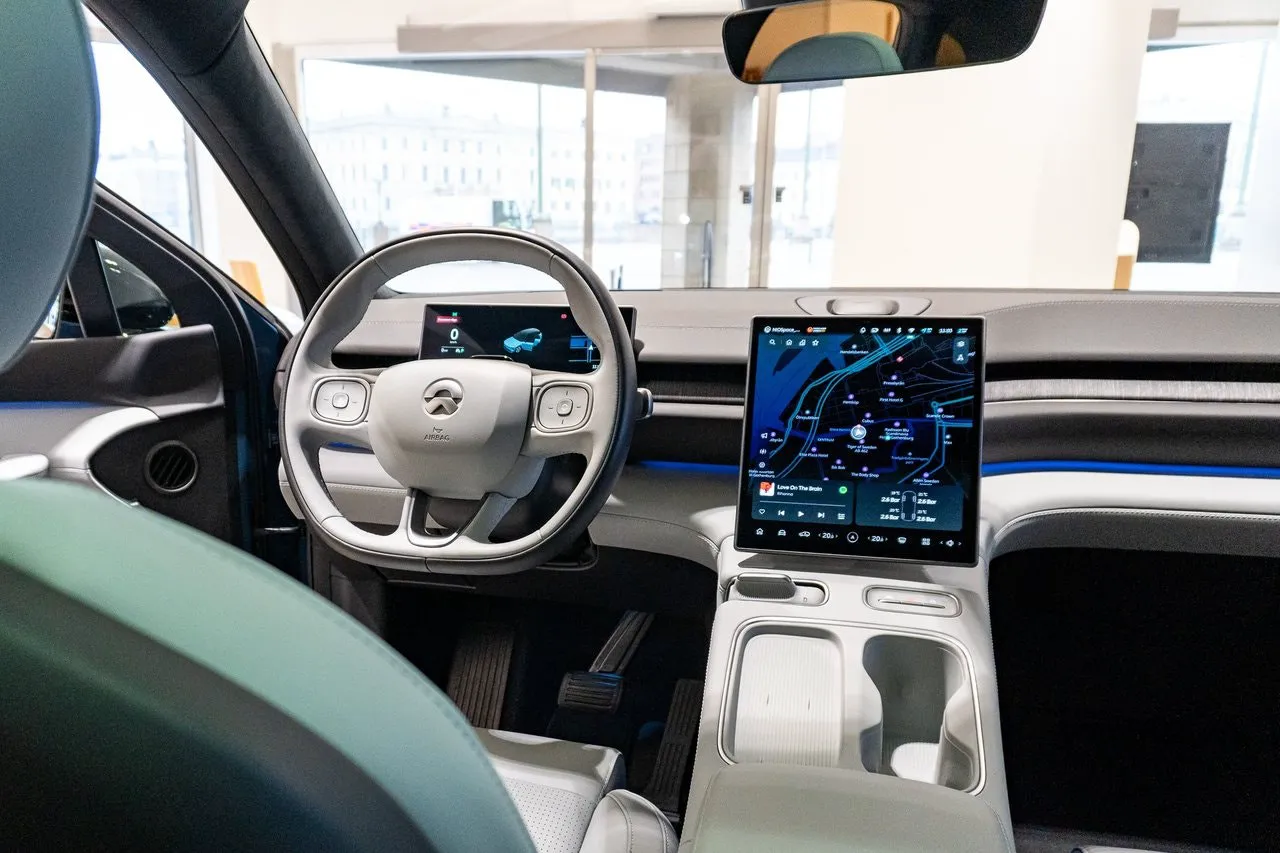 Vehicle image 6