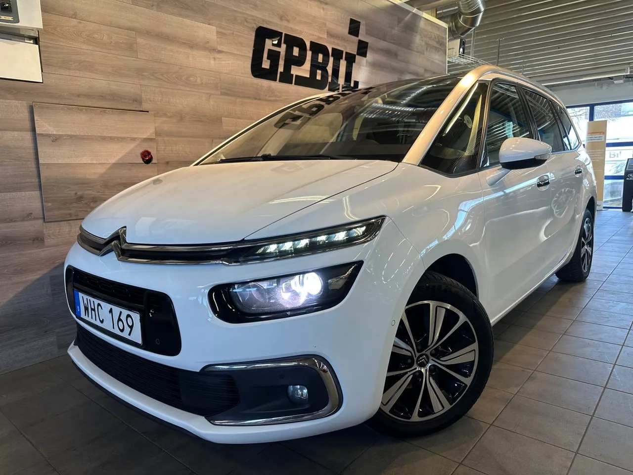 Vehicle image 3