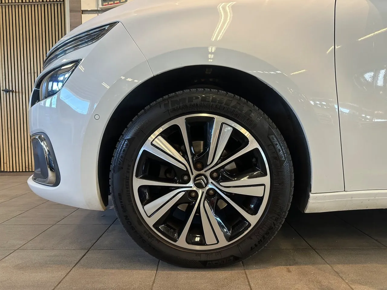 Vehicle image 20