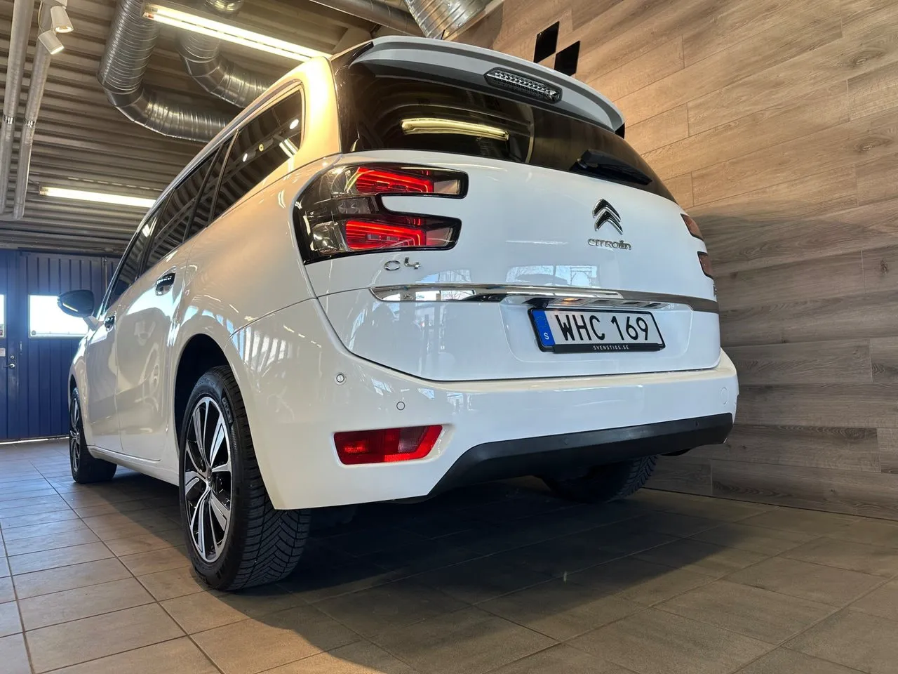 Vehicle image 4