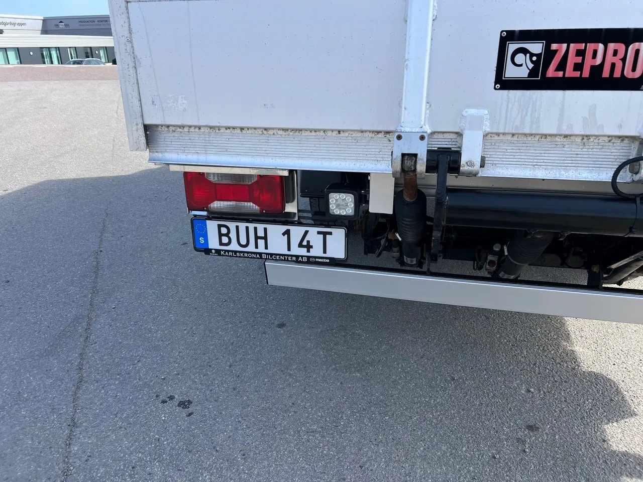 Vehicle image 32