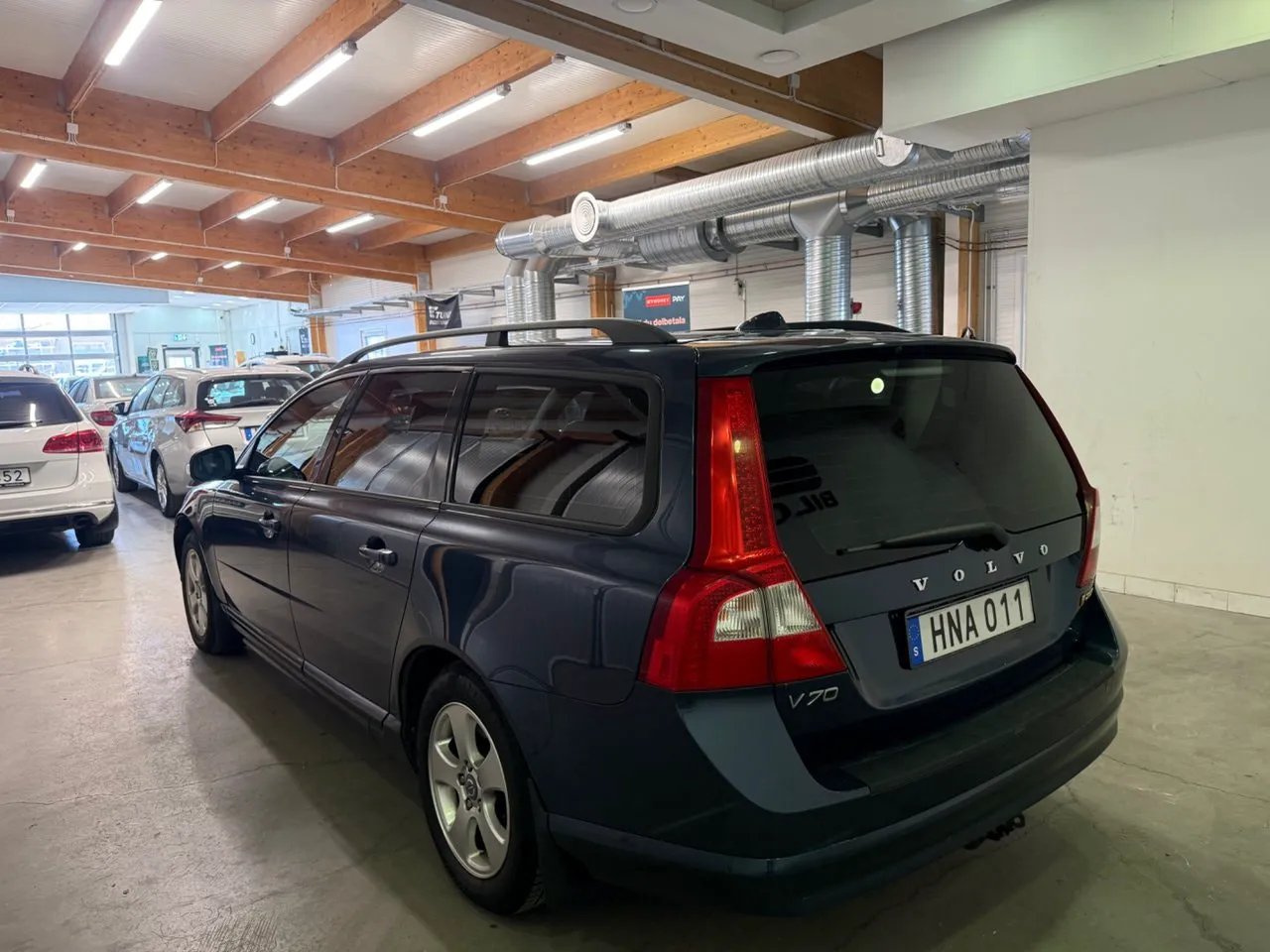 Vehicle image 10