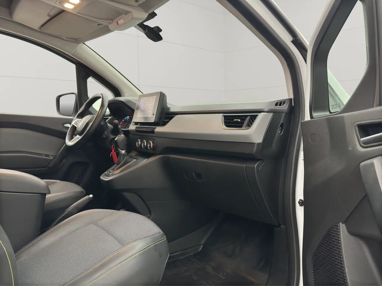 Vehicle image 25