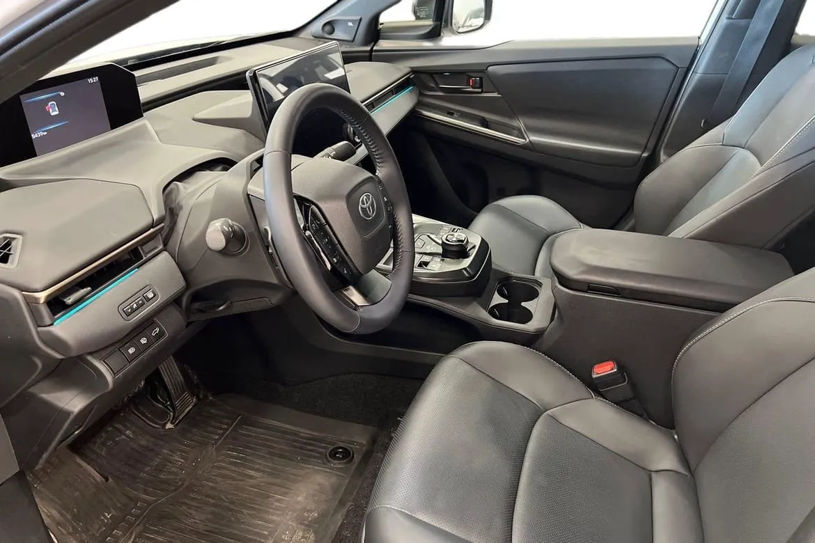Vehicle image 13