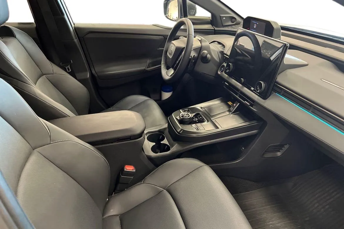 Vehicle image 6