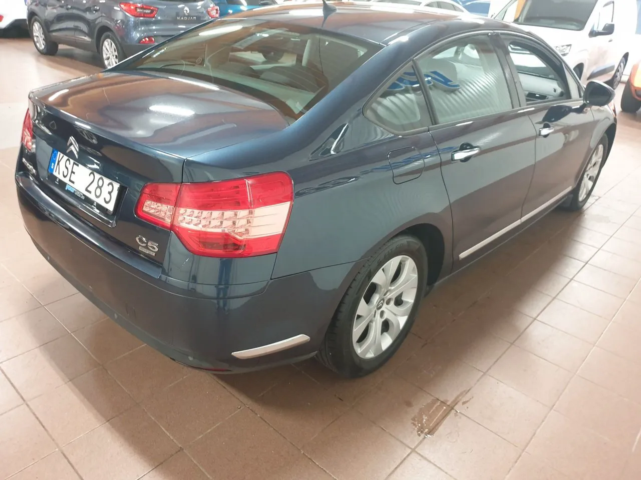 Vehicle image 4