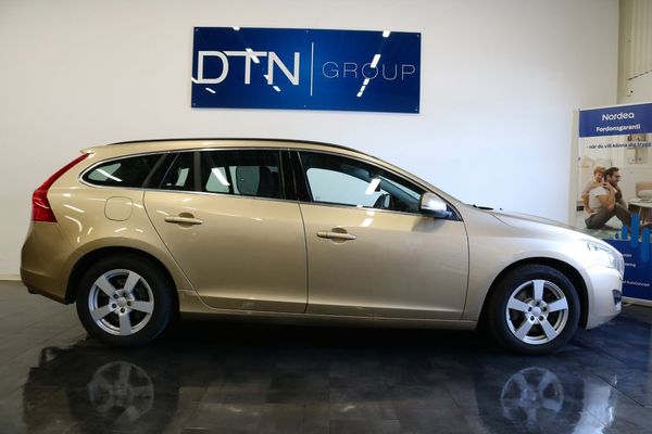 Volvo V60 T3/Momentum/1-Ägare/Fullservad/VÄLUTRUSTAD/Värmare/Drag - 2011