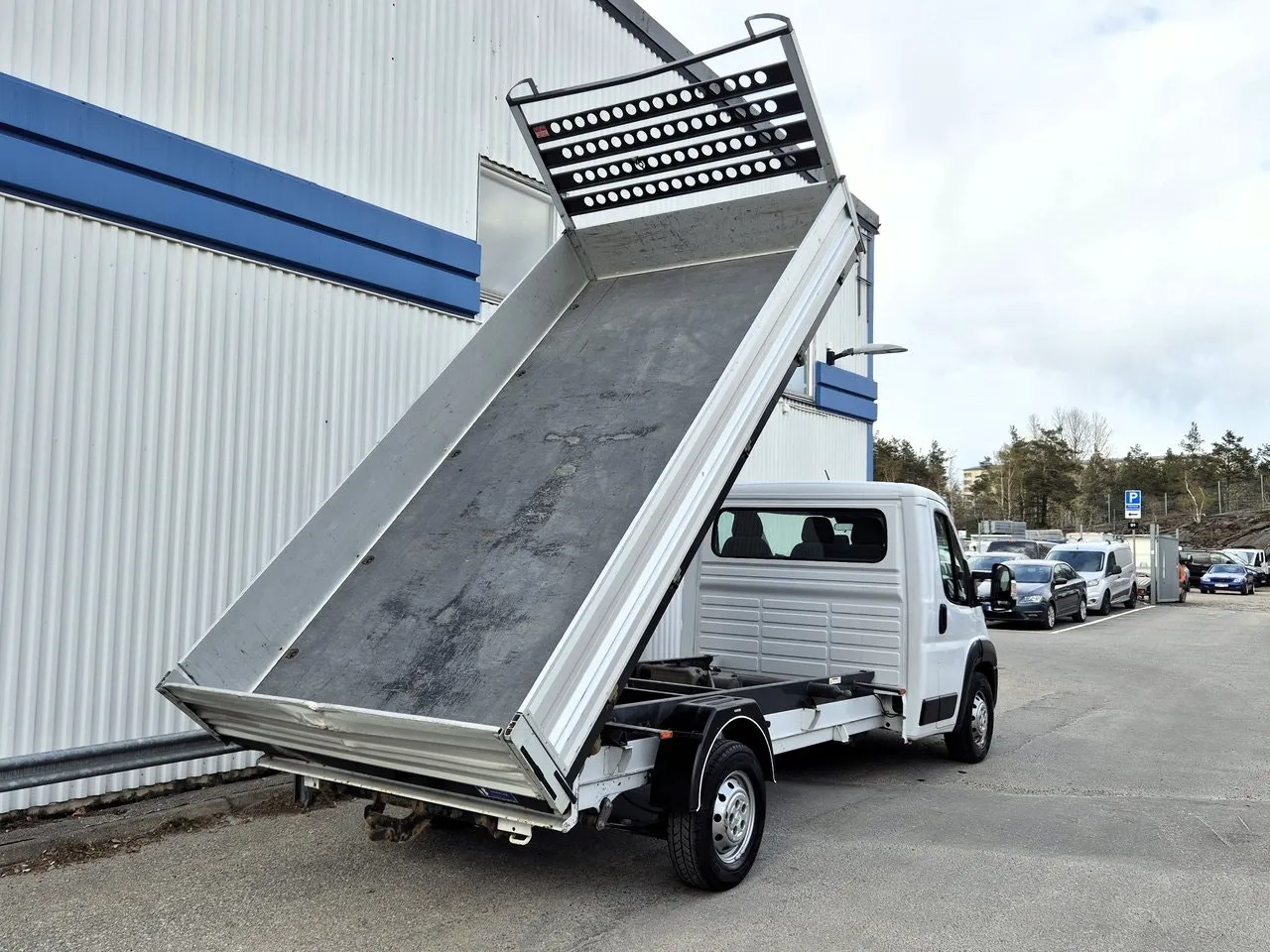 Vehicle image 6
