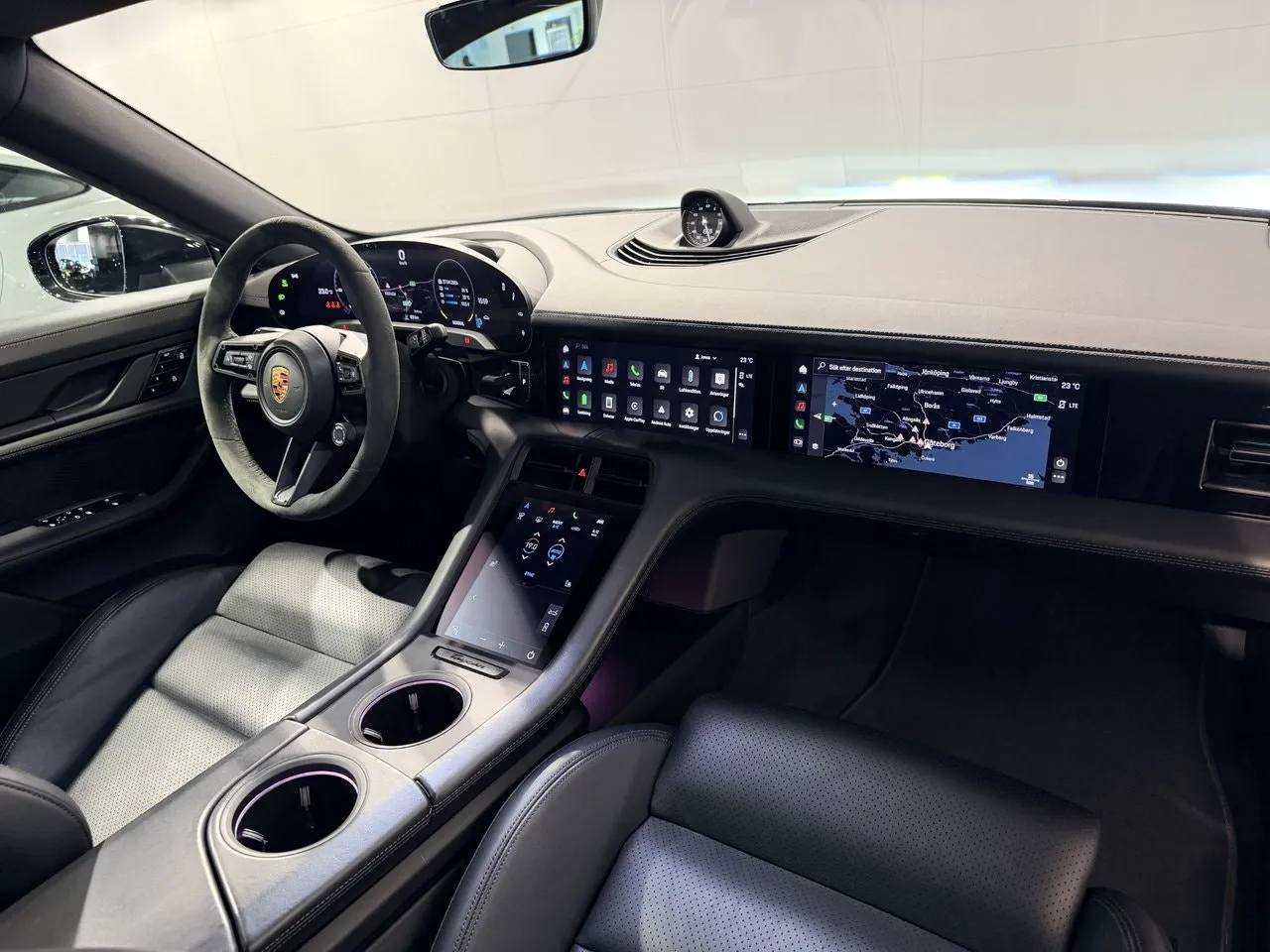 Vehicle image 18