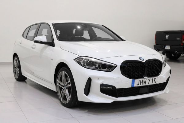 BMW 118 i Steptronic M-Sport / PDC / LED / Halvskinn - 2022