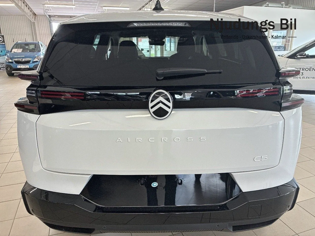Vehicle image 10
