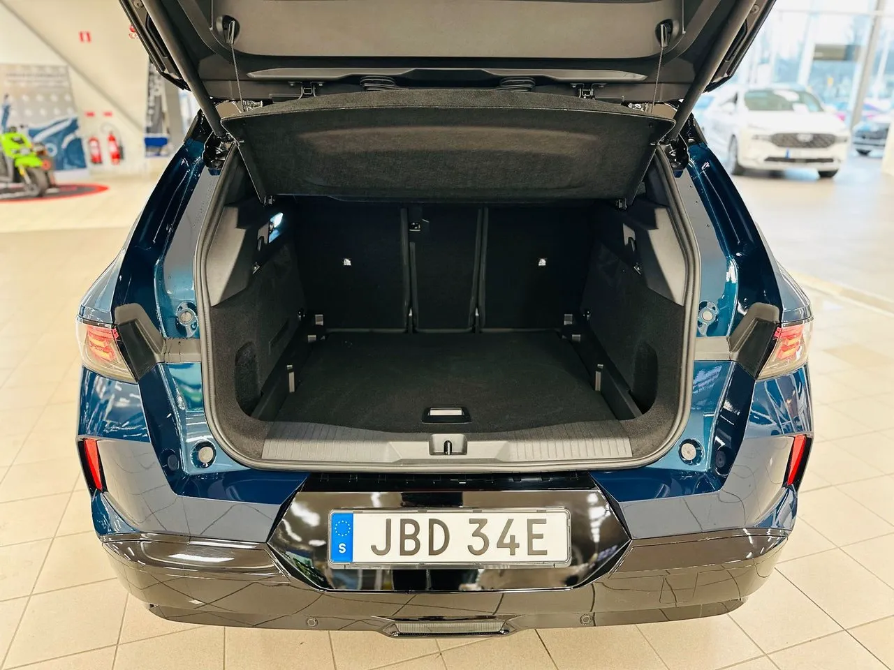 Vehicle image 13