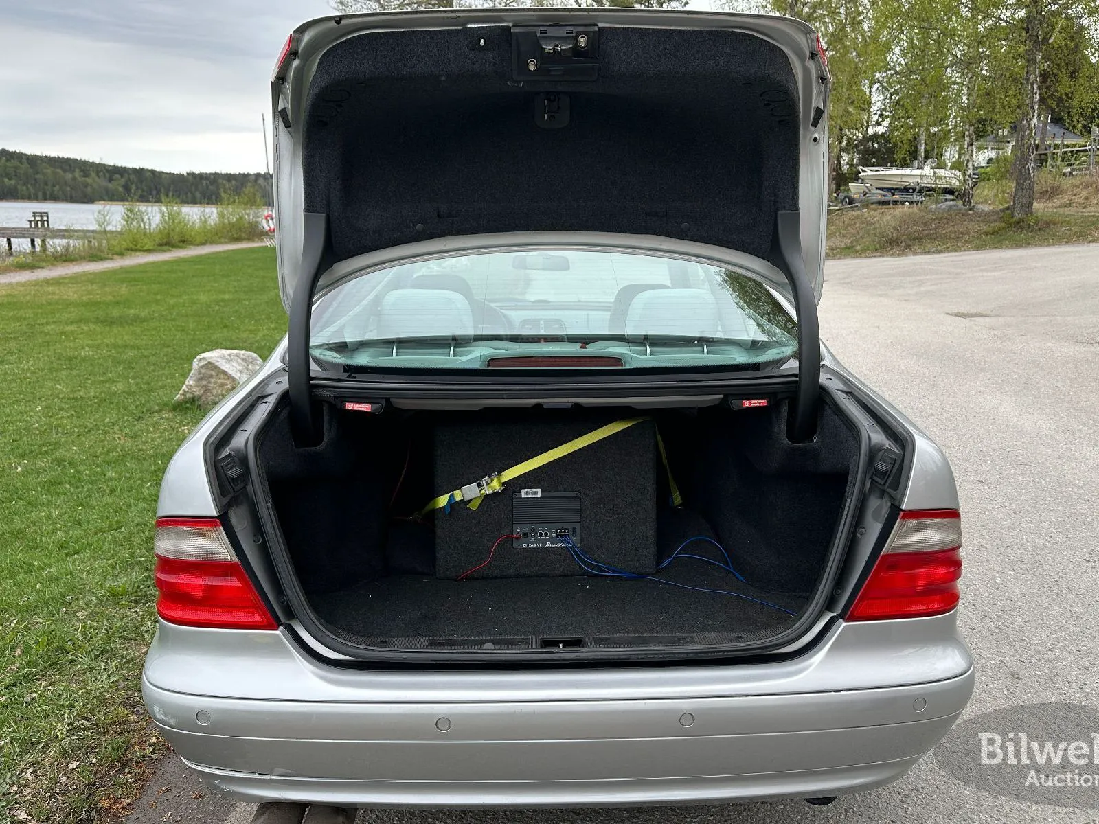Vehicle image 32