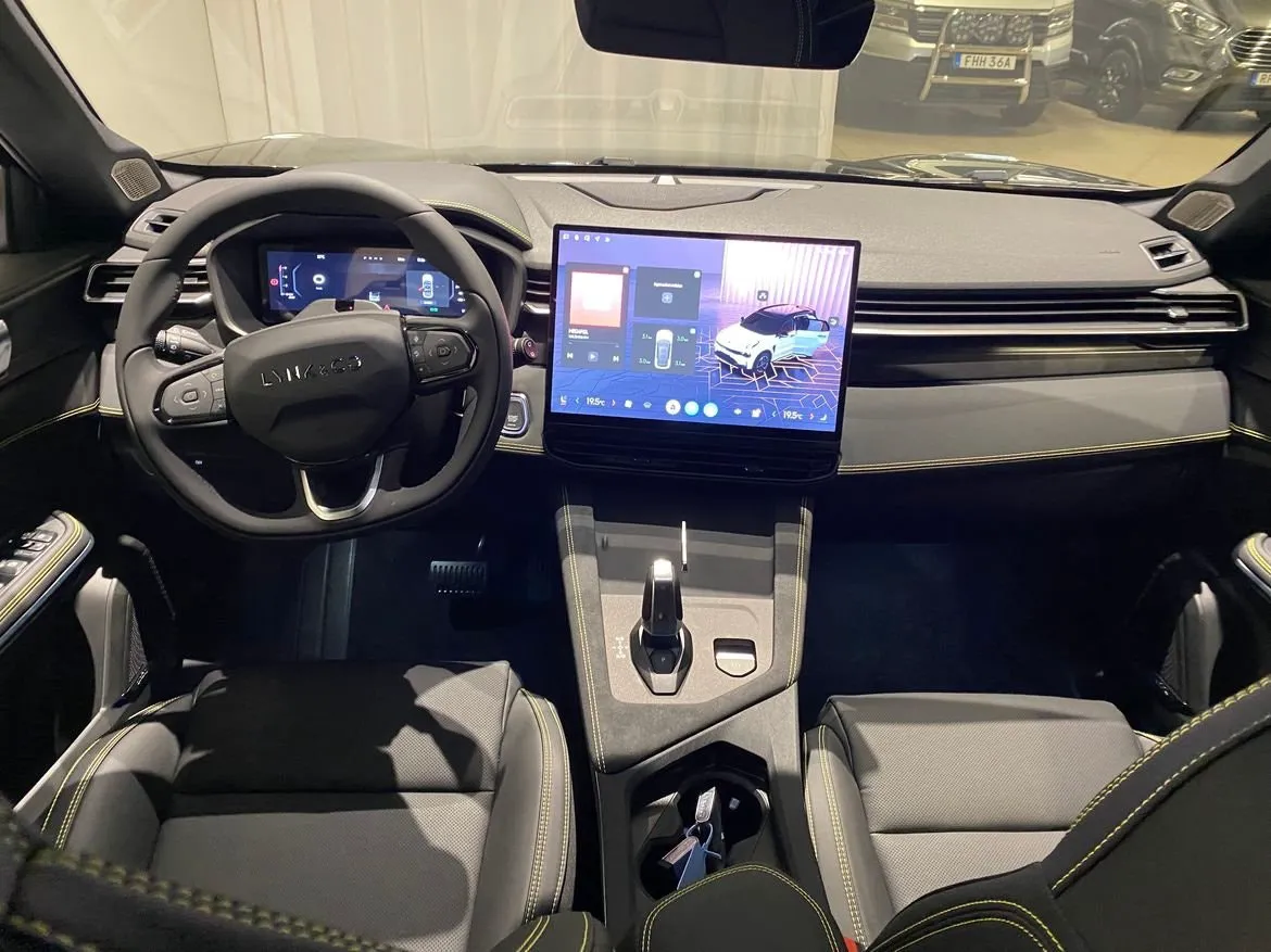 Vehicle image 10